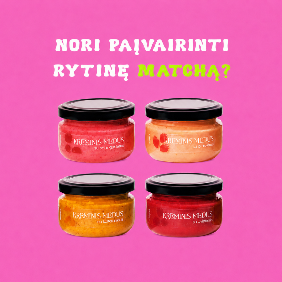 Šalta matcha su medumi ir braškėmis